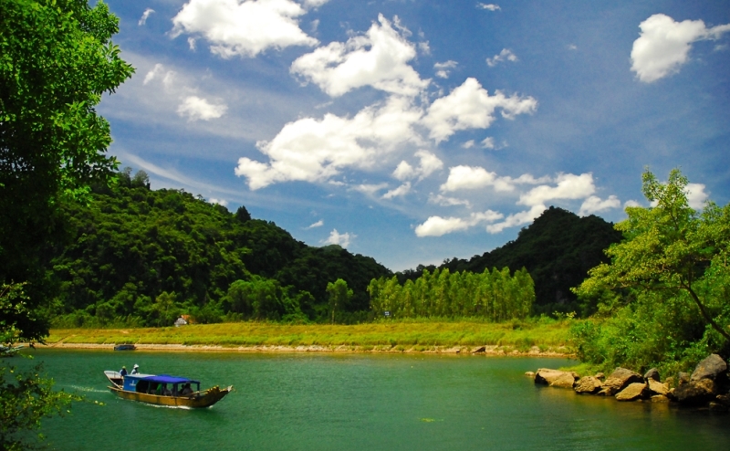 Cảnh đẹp thơ mộng trên sông Son đường vào Động Phong Nha