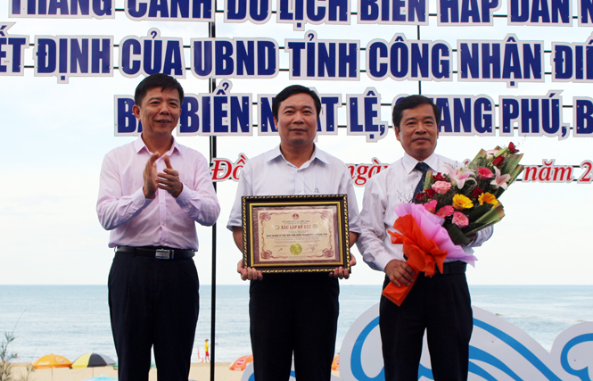 Chủ tịch UBND tỉnh trao bằng công nhận top 10 bãi biển đẹp nhất Việt Nam cho bãi biển Nhật Lệ do Tổ chức Kỷ lục Việt Nam bình chọn.