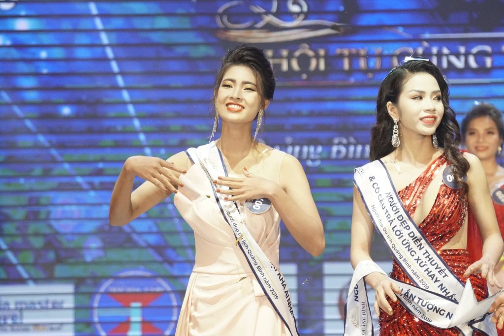 Trần Ngọc Huyền được vinh danh trong đêm thi người đẹp Du lịch Quảng Bình 2019 (Ảnh Nguyễn Chiến)