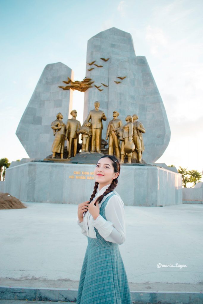 Tượng Đài Chủ tịch Hồ Chí Minh với nhân dân Quảng Bình