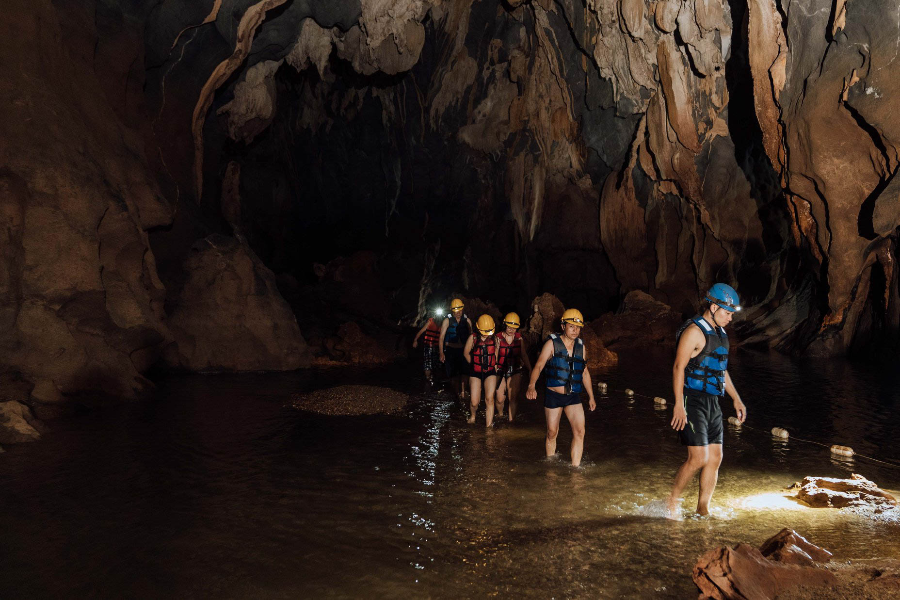 Tắm bùn tự nhiên trong Hang Tối- Trải nghiệm thú vị tắm bùn hang động tại Phong Nha Kẻ Bàng