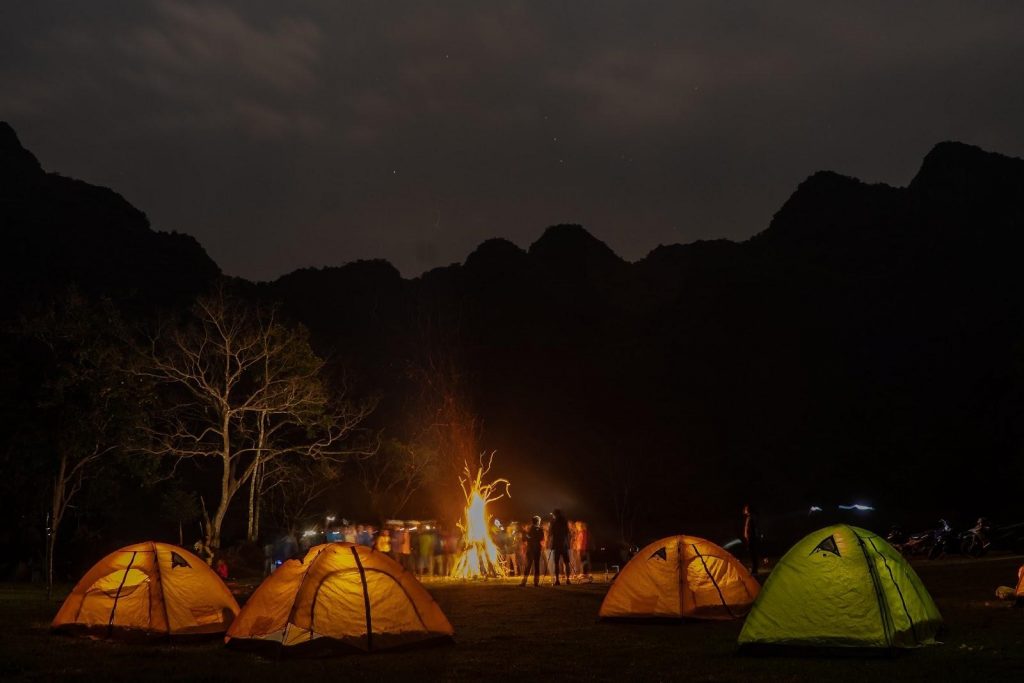 Cắm trại bên ánh lửa cùng thiên nhiên núi rừng