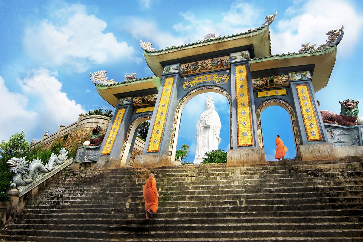 Chùa Linh Ứng điểm du lịch tâm linh Đà Nẵng thu hút du khách