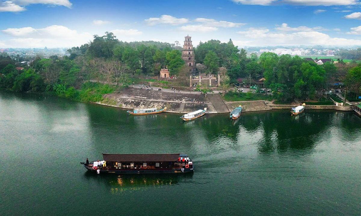 Du thuyền trên dòng Sông Hương