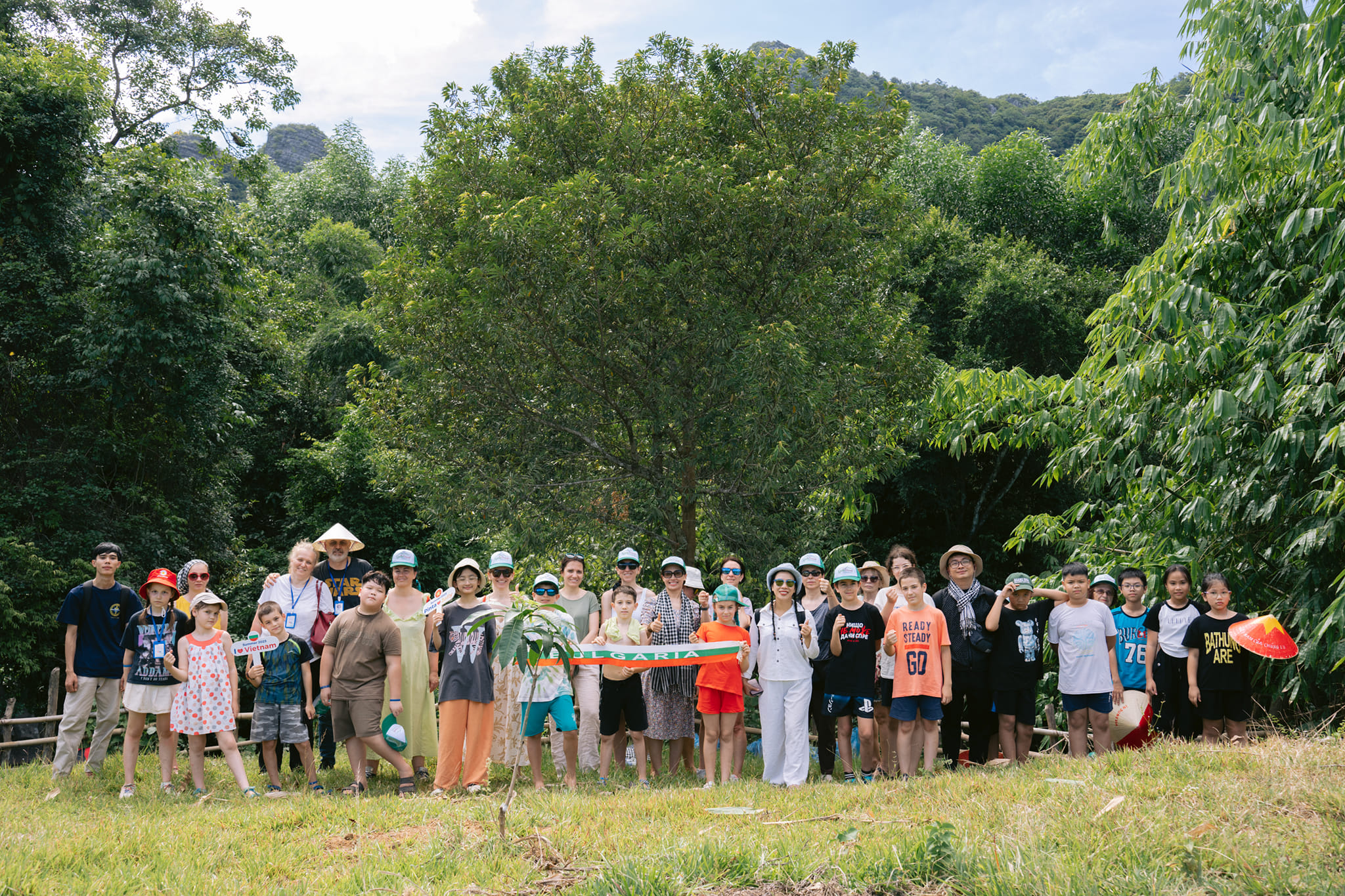 Viet Nam Summer Camp trồng cây tặng bà con bảo vệ môi trường
